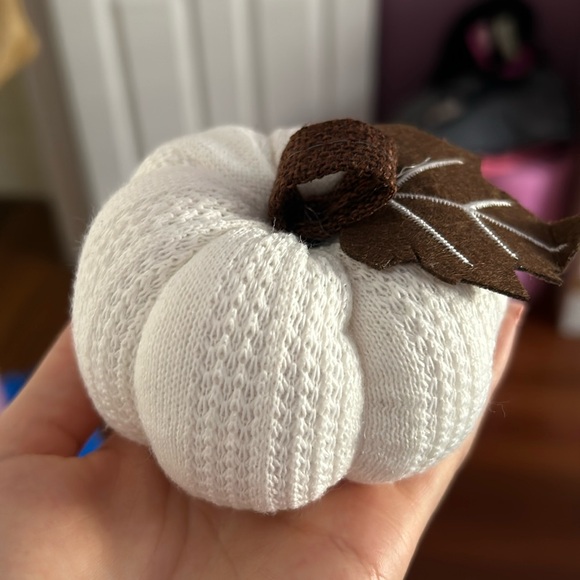 White knit pumpkin 🎃 - Picture 1 of 1
